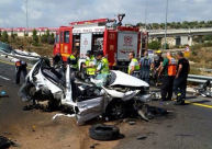  بالصور: إصابة خطيرة لسائق مركبة بحادث طرق مروّع قرب اللد 